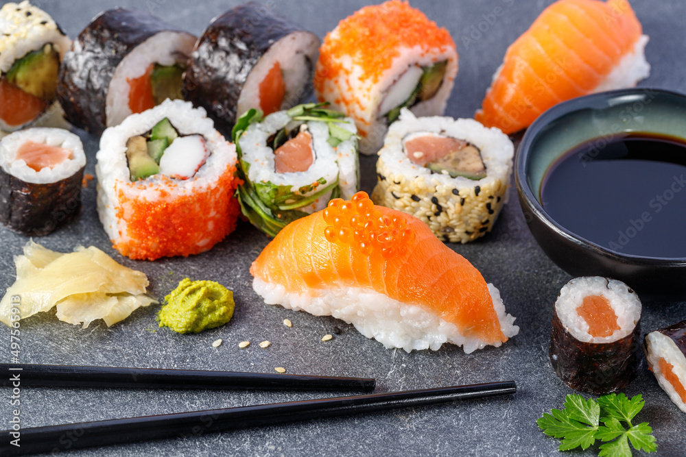 寿司配三文鱼和鱼子酱特写。