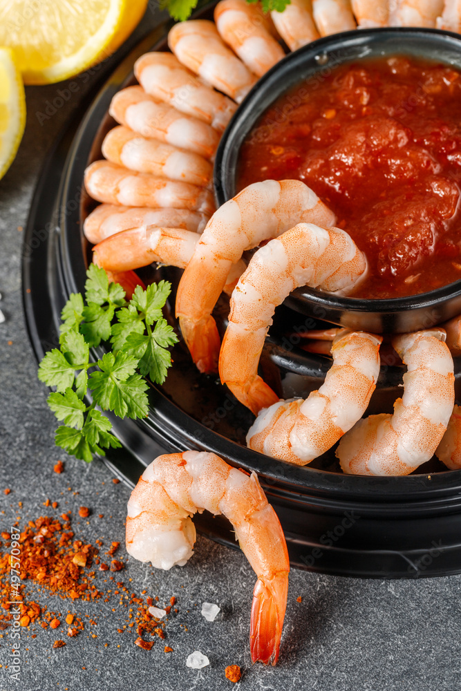 用甜辣椒酱盛在盘子里的老虎虾或大虾。
