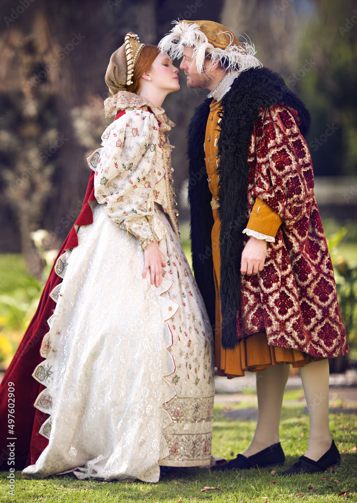 他是她心中的统治者。一对皇室夫妇在花园里共度时光的照片。