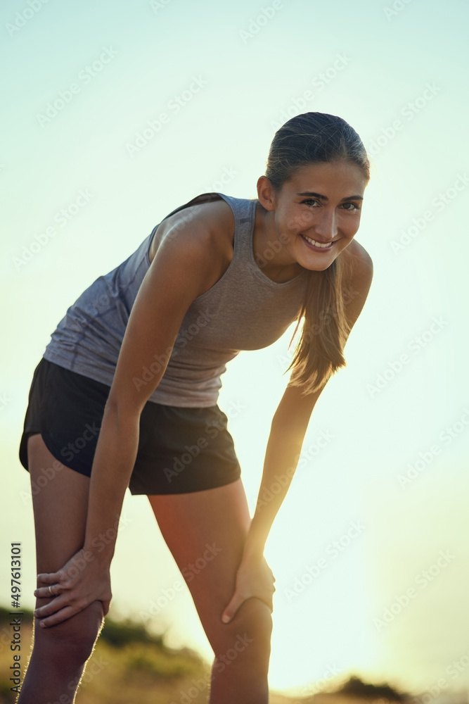 跑步让我很兴奋。一个年轻女人在跑步时休息的画像