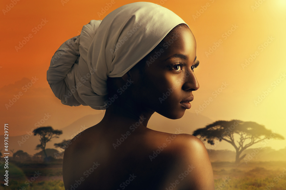 非洲的魅力。一个美丽女人站在非洲人背景下的裁剪镜头