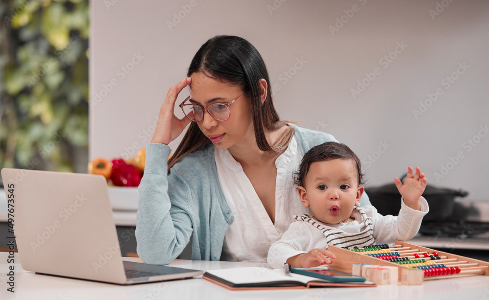 做母亲是一项艰苦的工作。一位年轻母亲在家工作时看起来很有压力。