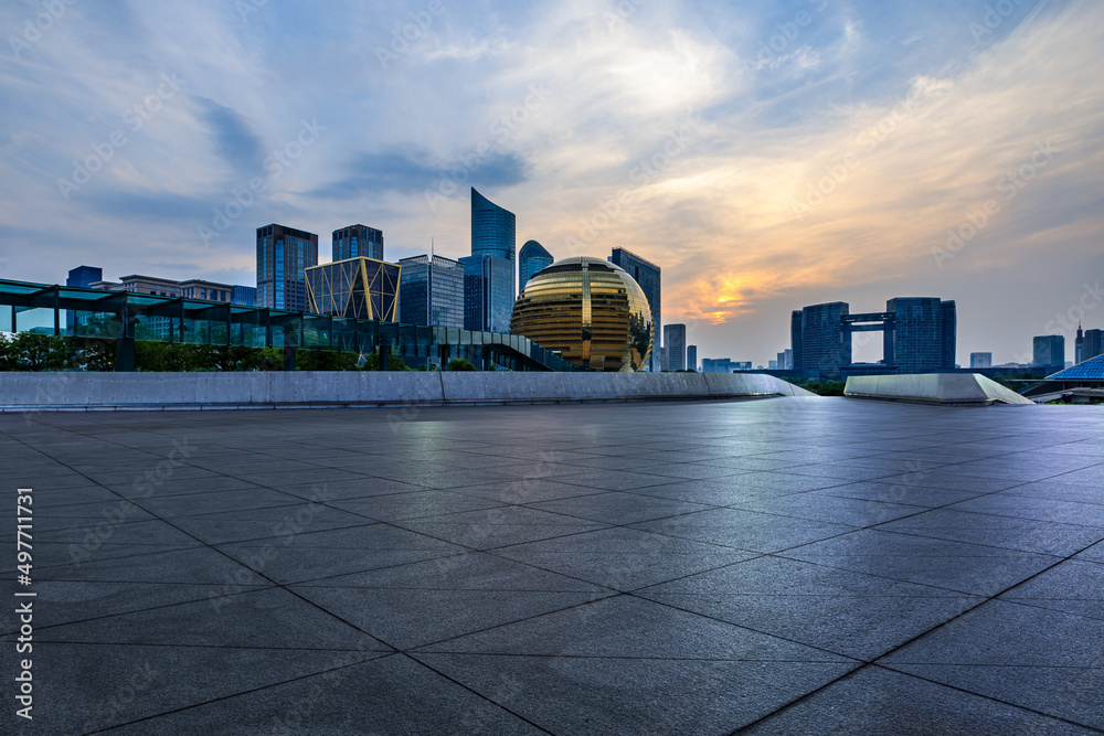 夜晚的中国杭州，空旷的广场和城市天际线与现代商业建筑融为一体。