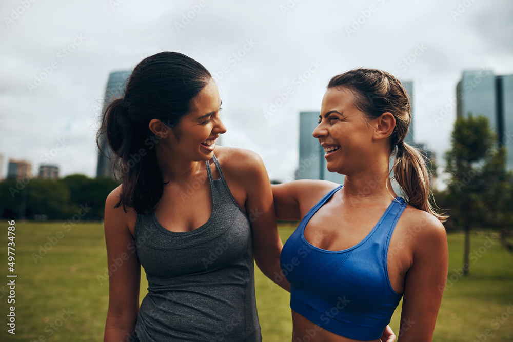 我们喜欢一起健身。两位有魅力的年轻女运动员一起锻炼的裁剪镜头