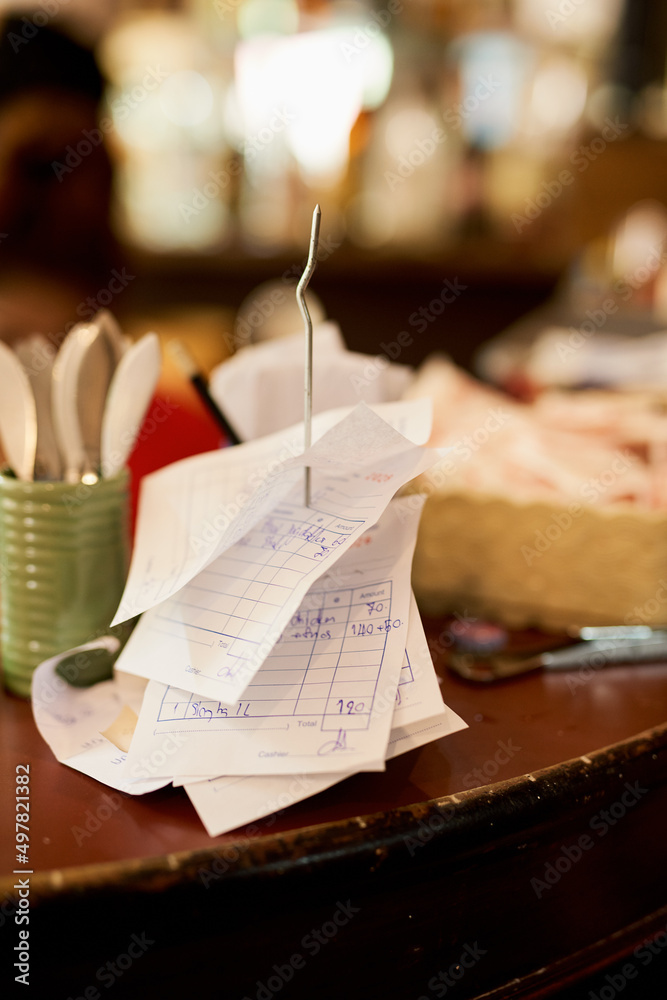 所有东西都放好了。一张餐馆收据夹上的纸条。