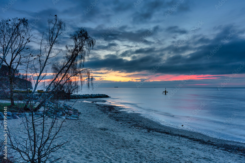 日出前，波兰格丁尼亚奥尔洛沃悬崖海滩的美丽景观