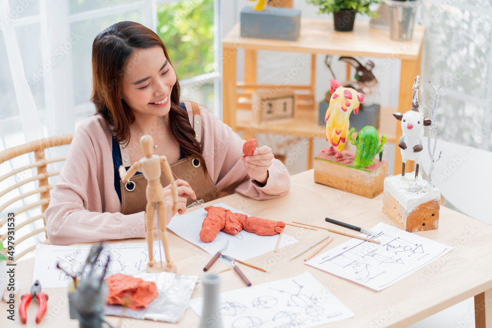 亚洲女艺术家，一个艺术玩具粘土雕塑，周末为她的爱好粘土雕塑度过