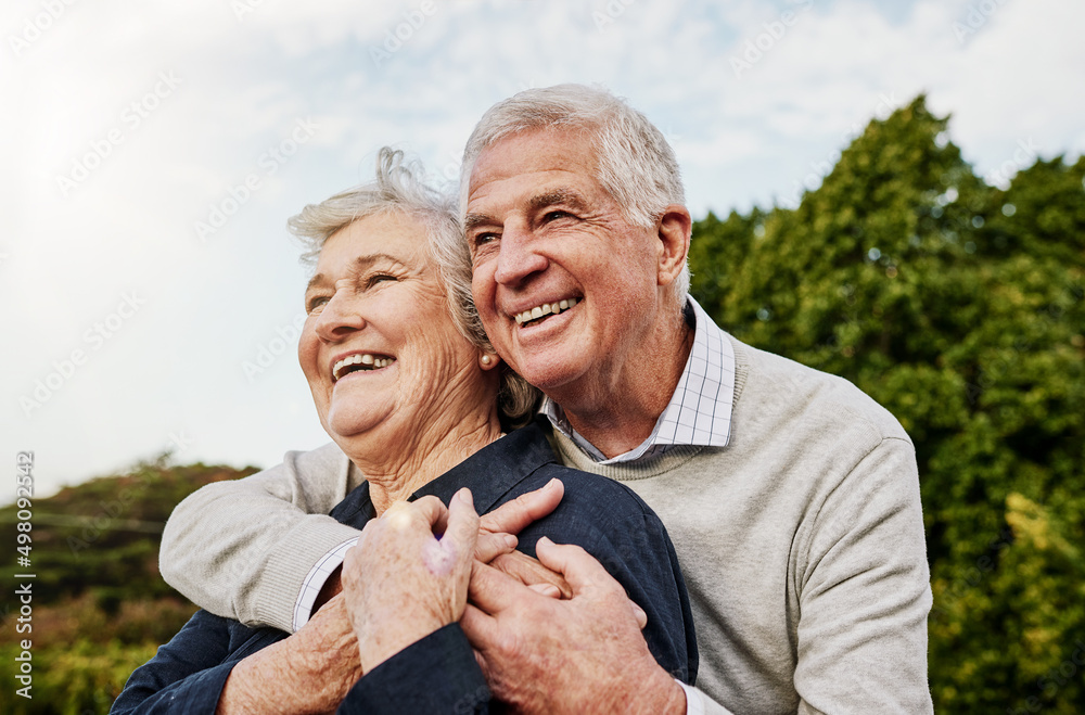 退休的岁月是幸福的岁月。一对幸福的老年夫妇在户外共度时光的镜头