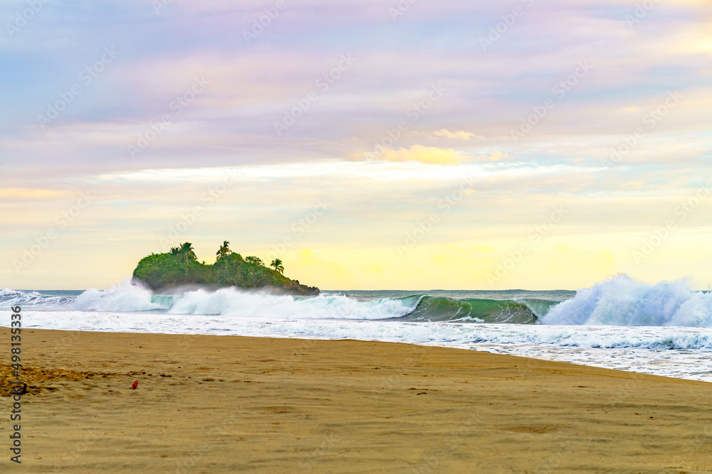 日出在美丽的热带加勒比海海滩Playa Cocles，波多黎各Viejo，哥斯达黎加东海岸和