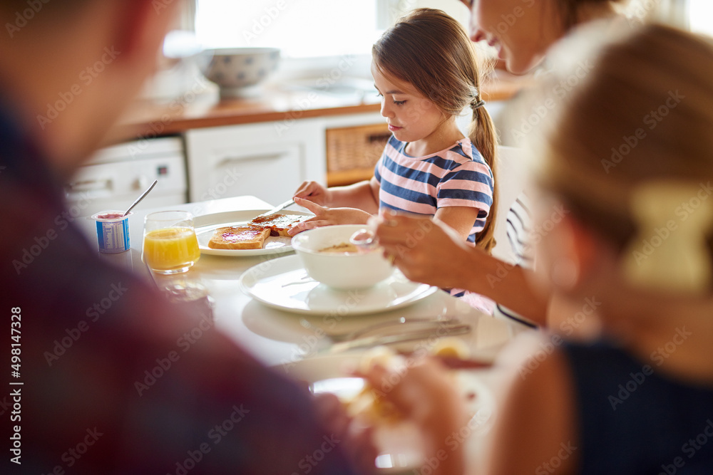 在早餐桌上玩得很开心。一家人一起吃早餐的镜头。