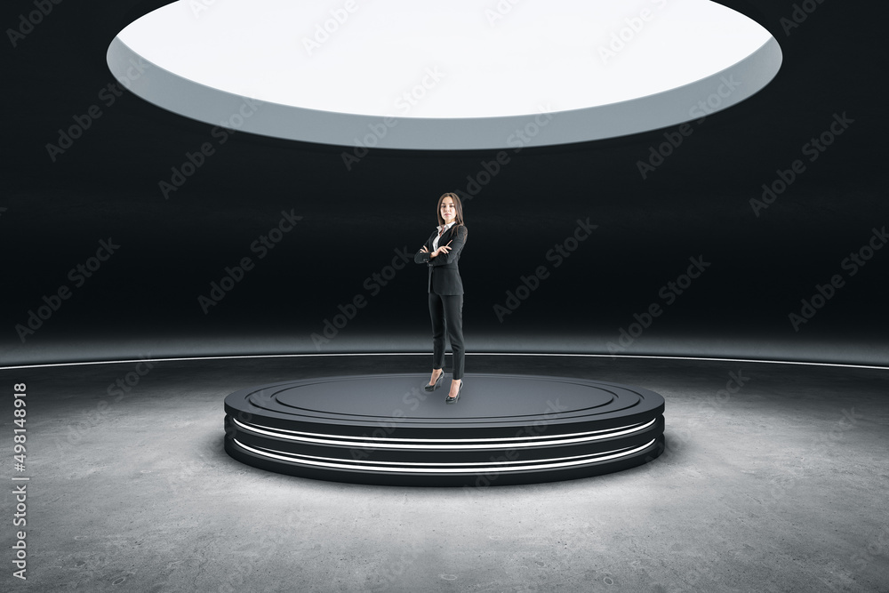 深思熟虑的年轻欧洲女商人站在圆形基座上的抽象太空船内部