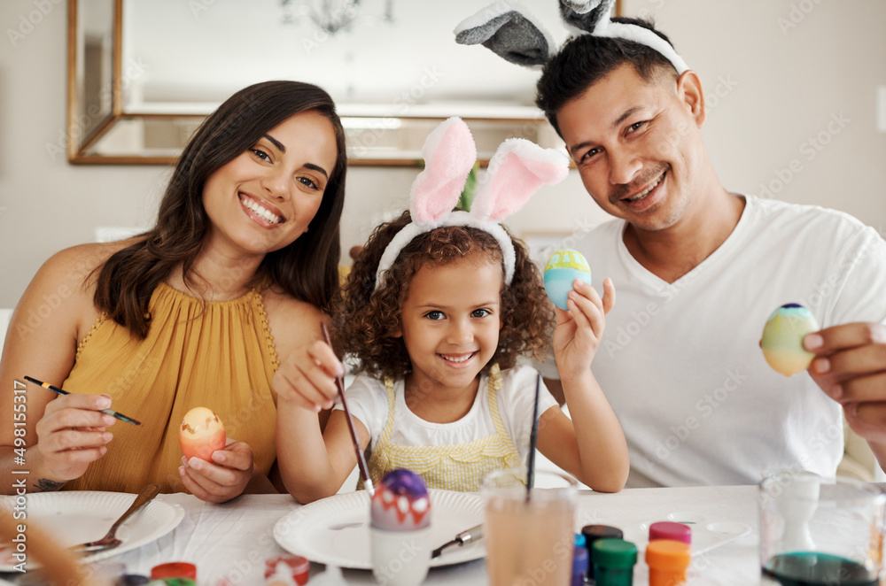 复活节是一个与家人一起庆祝的特殊时刻。一家人一起画复活节彩蛋的照片。