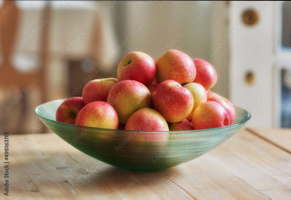 每天一个苹果让医生远离。玻璃碗里有很多健康的苹果——一个真正健康的苹果