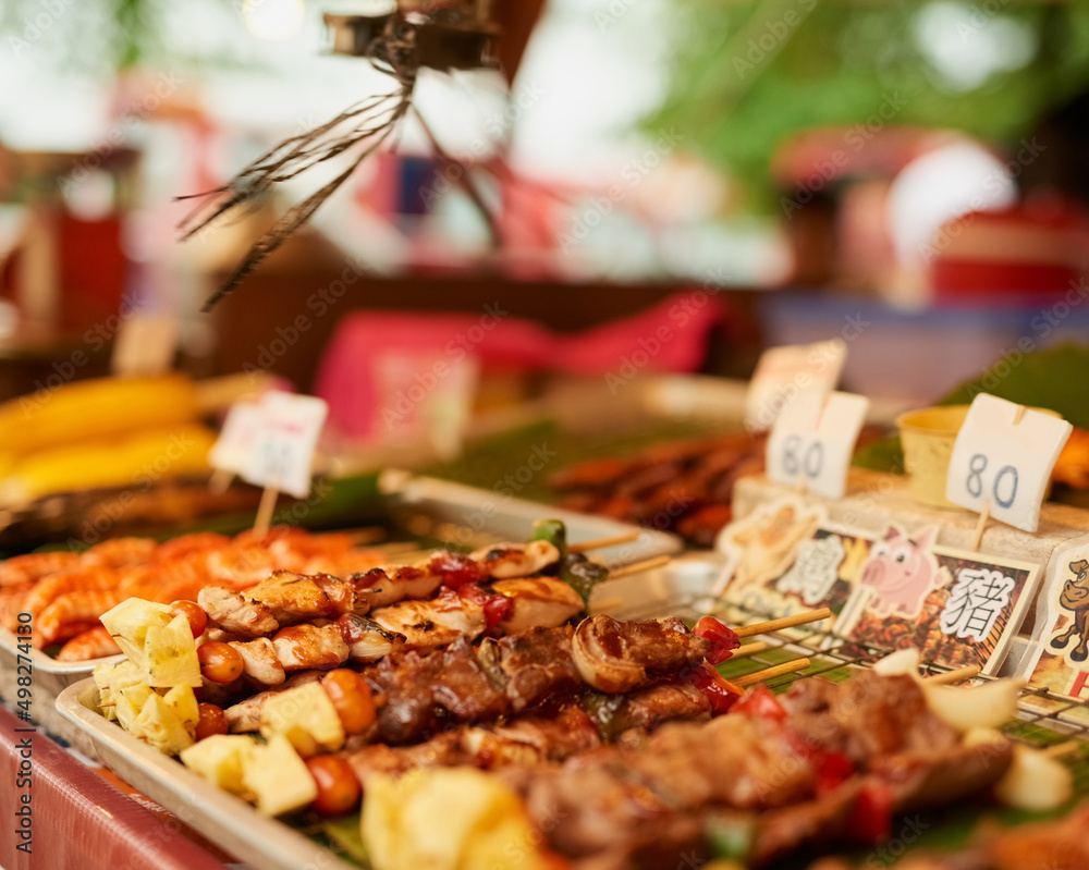 选择权在你。泰国菜市场上展示的美味食物。