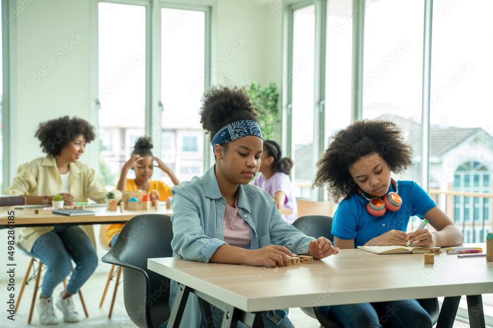 非裔美国女学生在课堂上一起学习。一群学生在工作