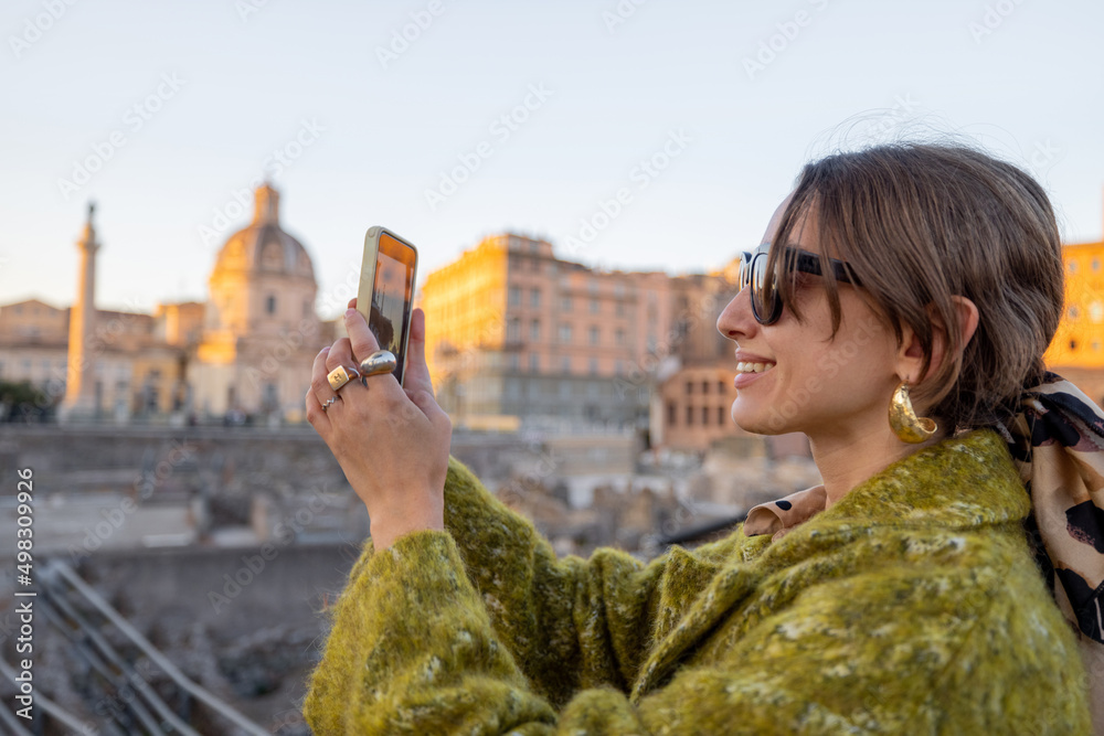 快乐的女人在罗马旅行时拍摄罗马论坛的照片。穿着外套和
1388269323,瑜伽女士做瑜伽体式