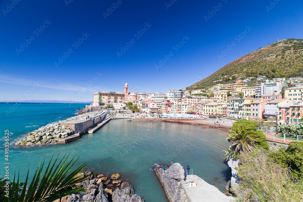 意大利内尔维-2022年4月10日：阳光明媚的热那亚内尔维大道上的海滨景观