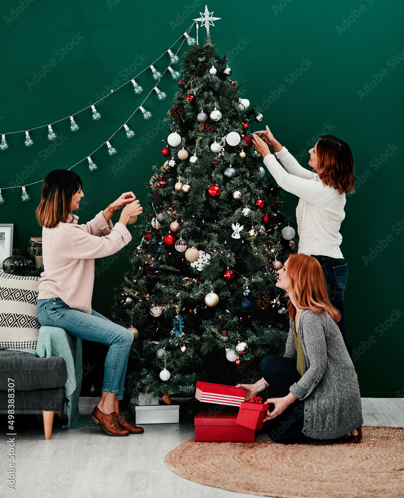 我们都在尽自己的一份力量。三位有魅力的中年女性装饰圣诞树的照片
1577626785,白色背景上美丽的白色绳索，有浅色阴影，两侧有空白处用于文本