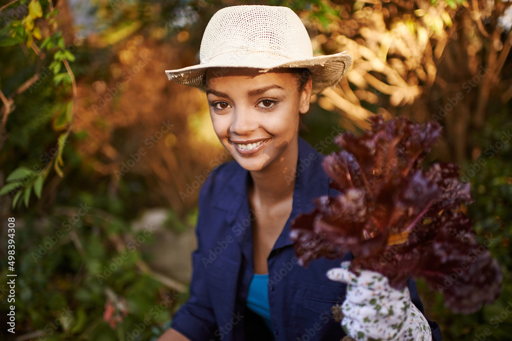 园艺是最好的治疗方法。一位年轻女子在后院园艺的照片。