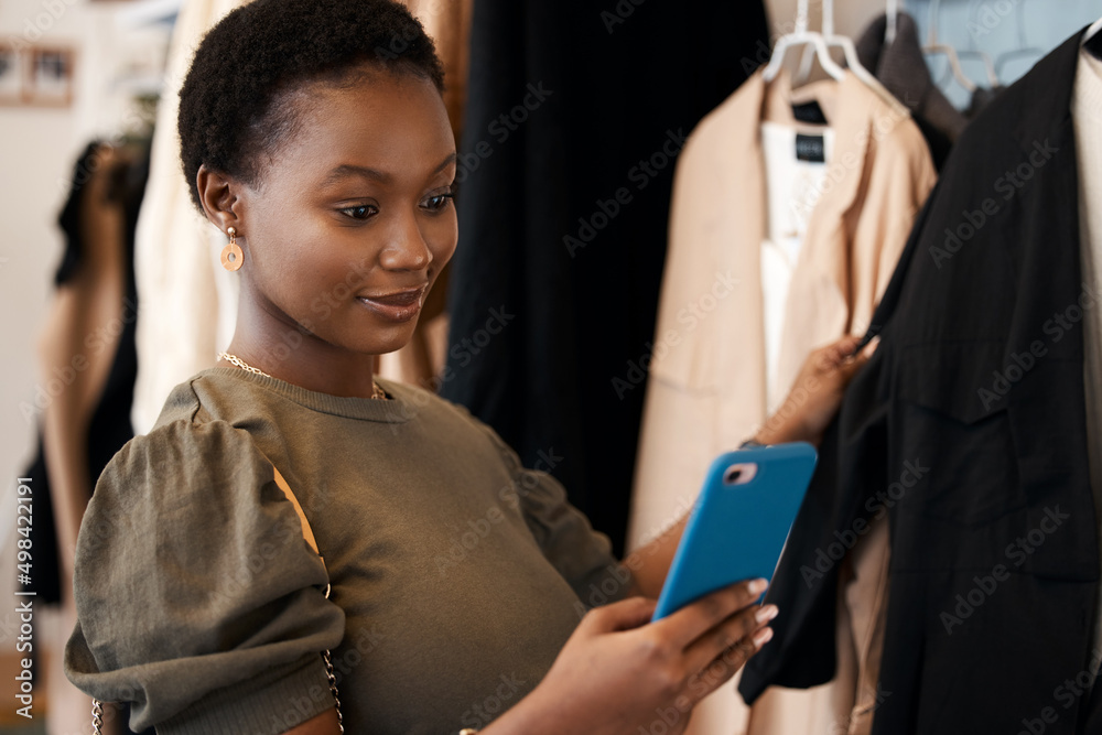 分享一笔好买卖是女人的责任。一张年轻漂亮女人在使用手机的照片