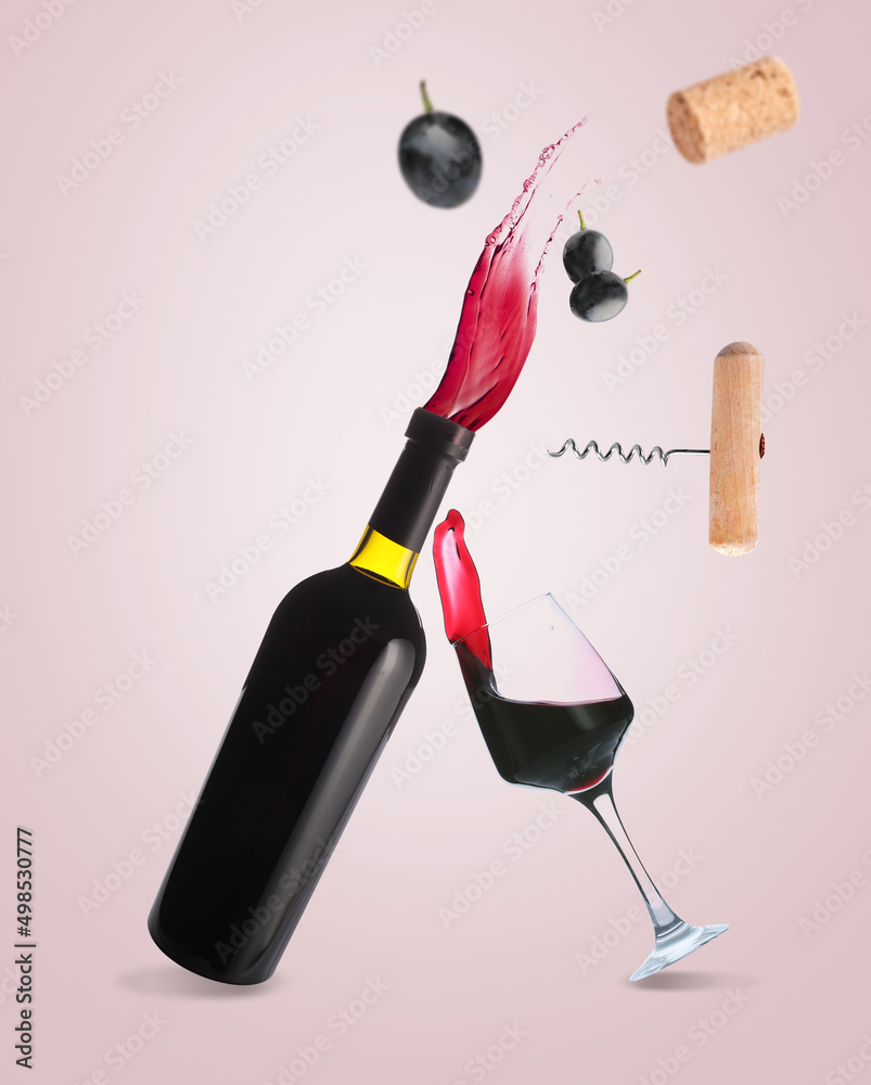 浅色背景下的红酒、玻璃杯、软木塞、开瓶器和葡萄的飞行瓶