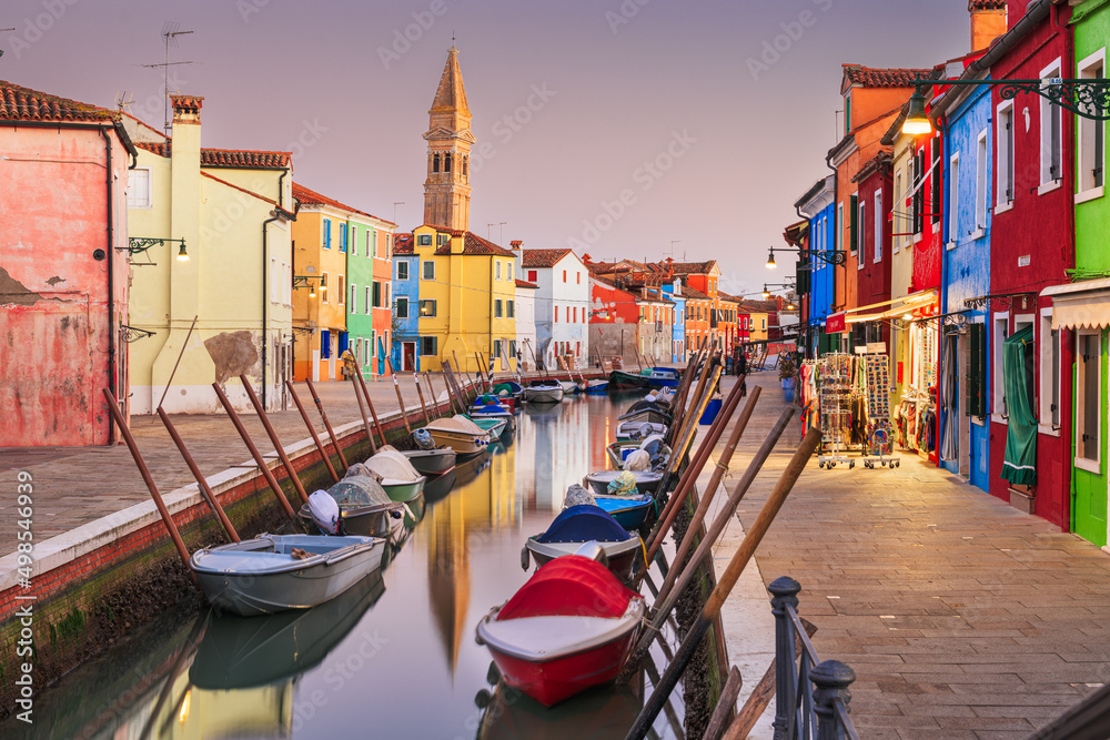 意大利威尼斯布拉诺运河沿岸的彩色建筑