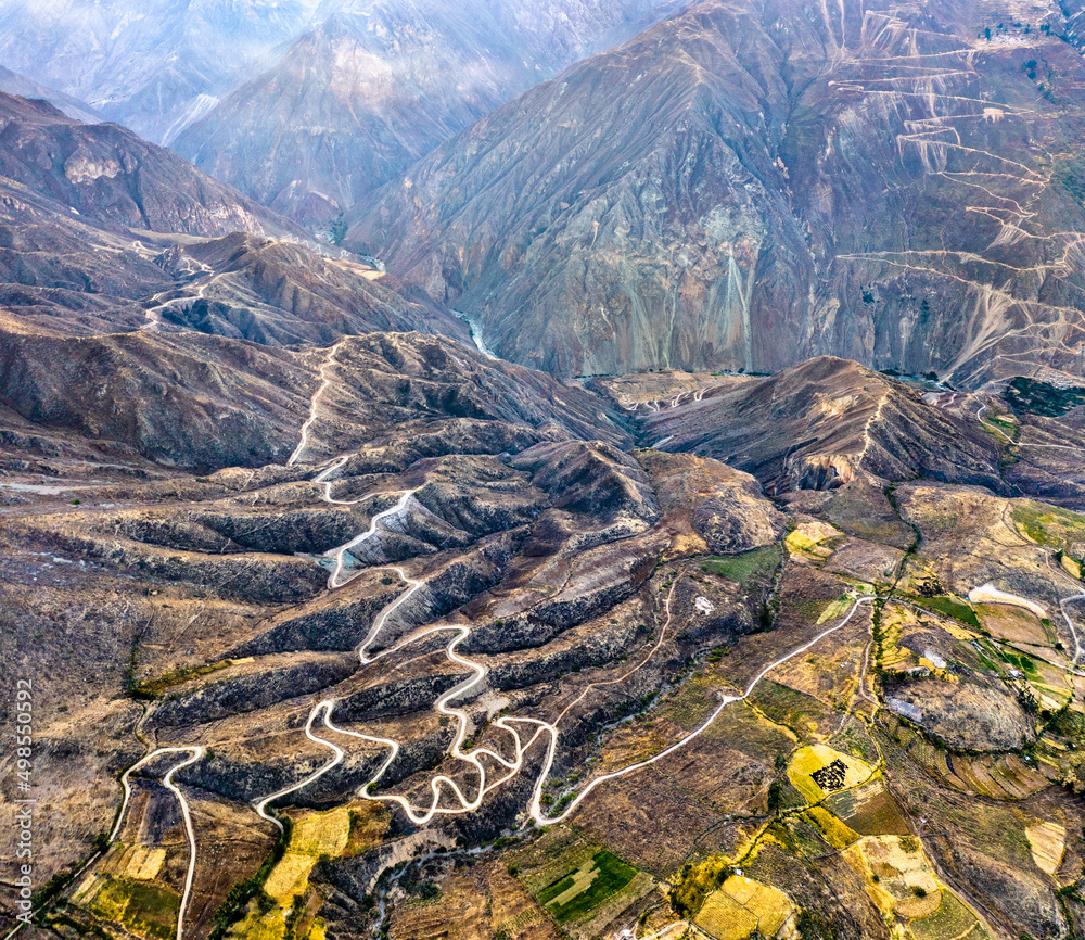 秘鲁科尔卡峡谷蜿蜒曲折的道路，世界上最深的峡谷之一