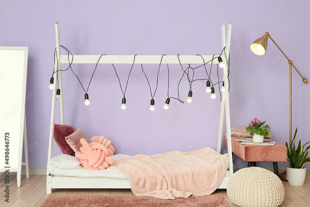 带床、长凳和紫色墙壁的时尚房间内部