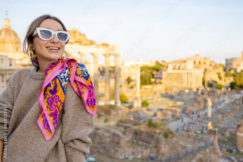 日落时罗马市中心的废墟，罗马论坛前一位快乐女人的画像。C