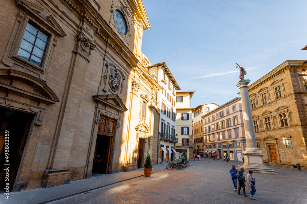 佛罗伦萨圣特里尼塔广场、三角广场和教堂的晨景。意大利旅游
