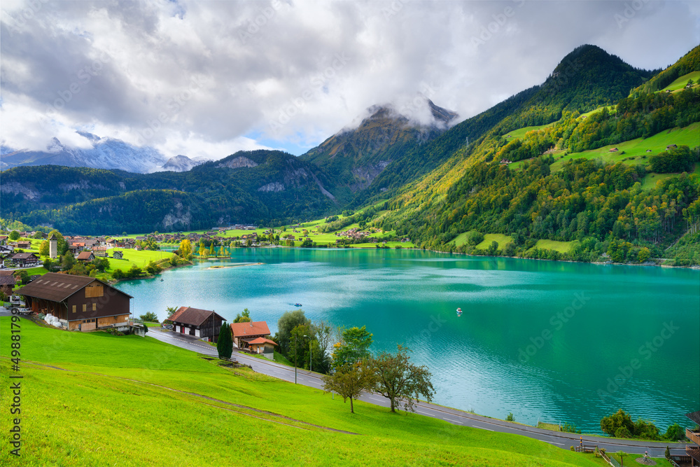 瑞士奥布瓦登州伦格恩。绿色草地上的乡村住宅。山丘上的湖泊