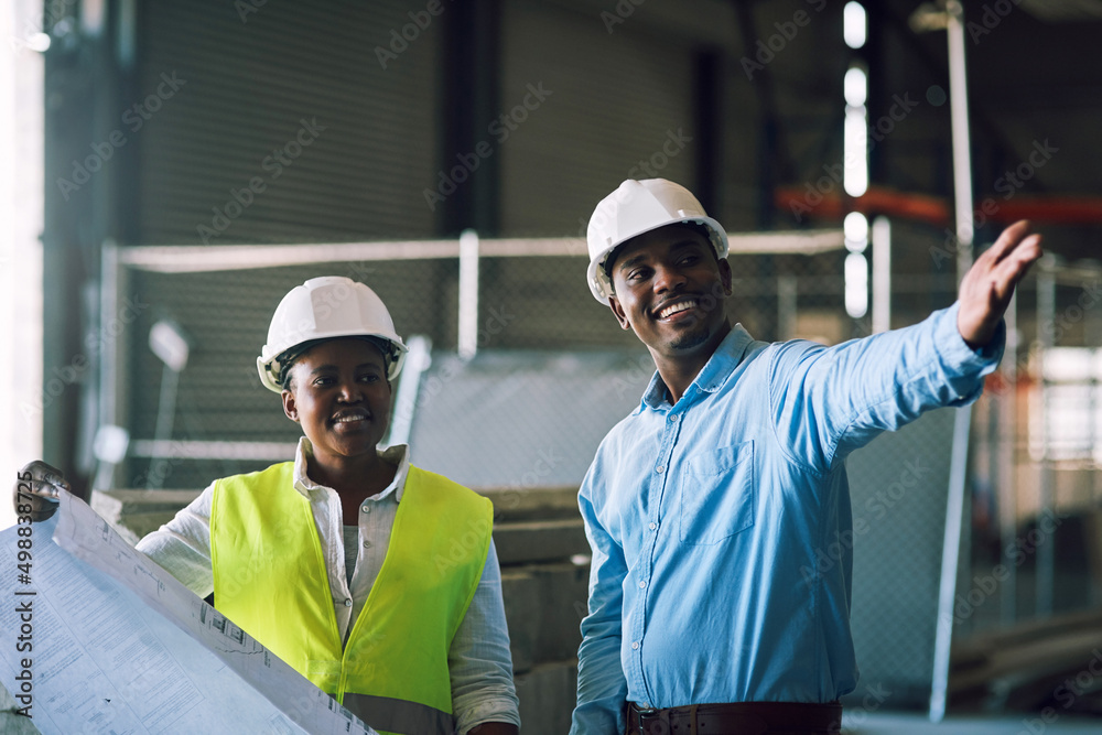 安全的方式才是明智的方式。两名建筑工人在建筑工地开会的照片。