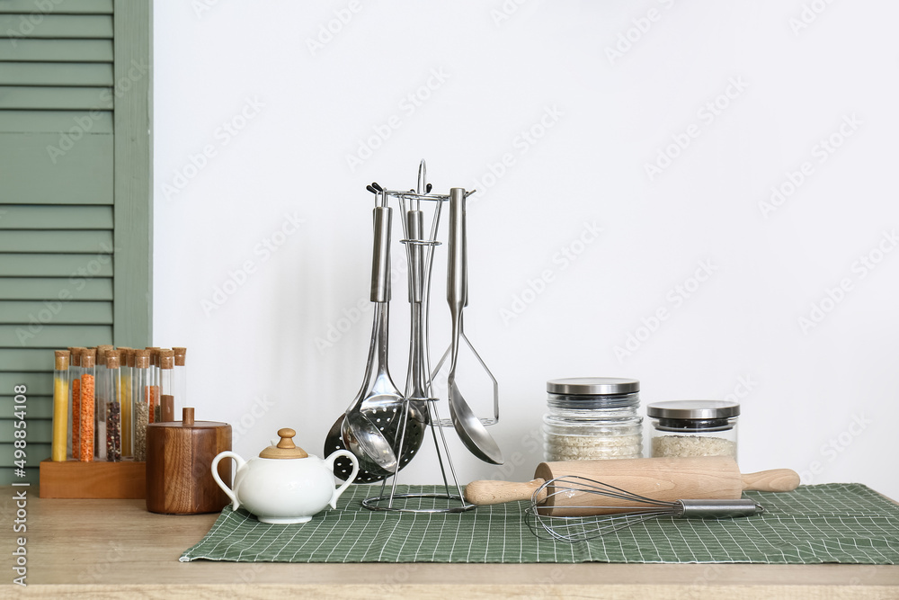 现代厨房中带餐具和产品的木制柜台