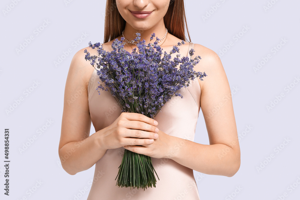 美丽的年轻女子，淡紫色背景