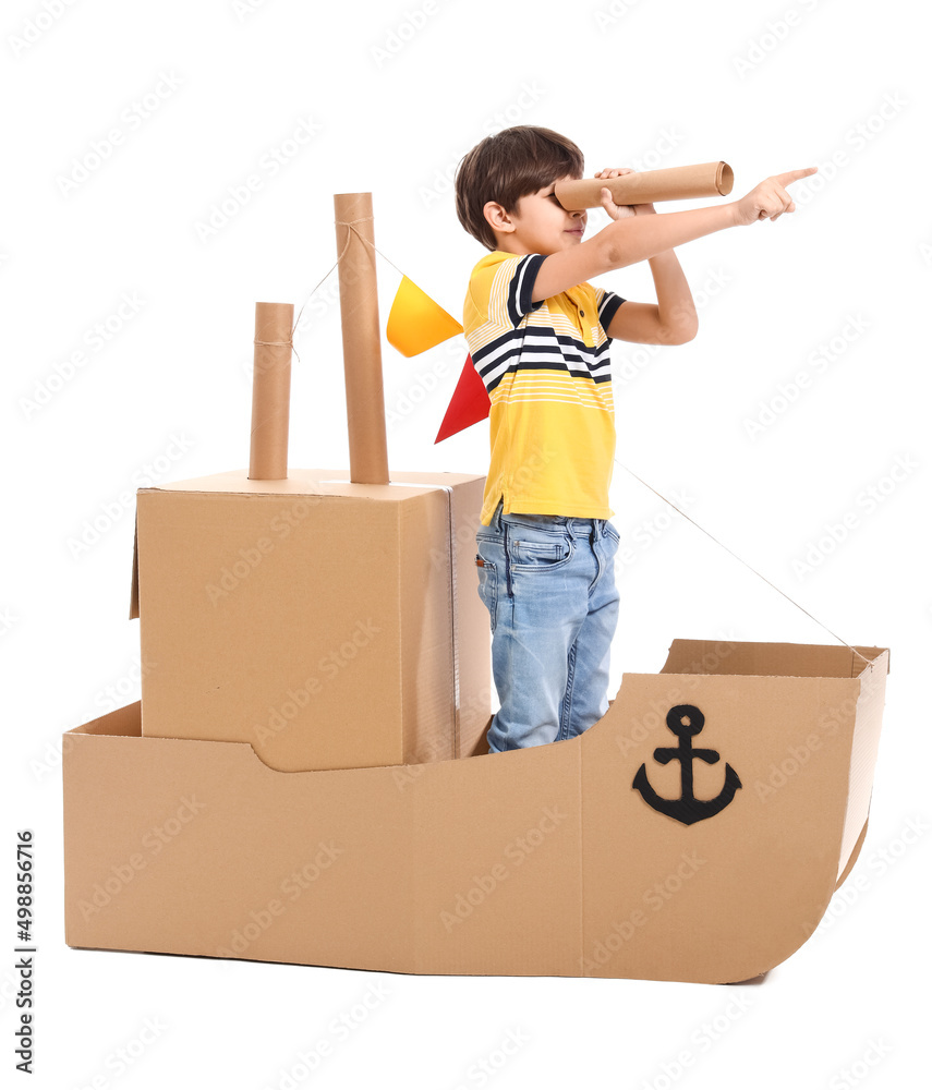 可爱的小男孩在白色背景下玩纸板船