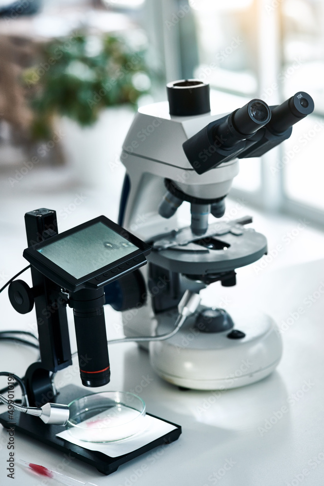 你需要的设备已经准备好了。放在实验室里的两台显微镜的静物照片。