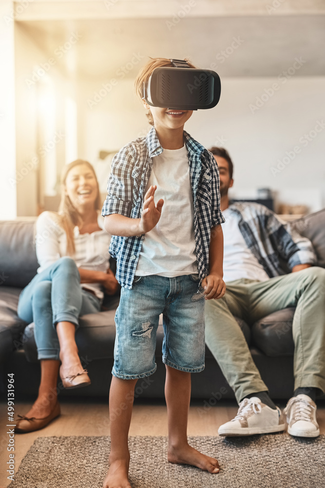 走进虚拟世界。一个小男孩在家里用虚拟现实耳机的镜头