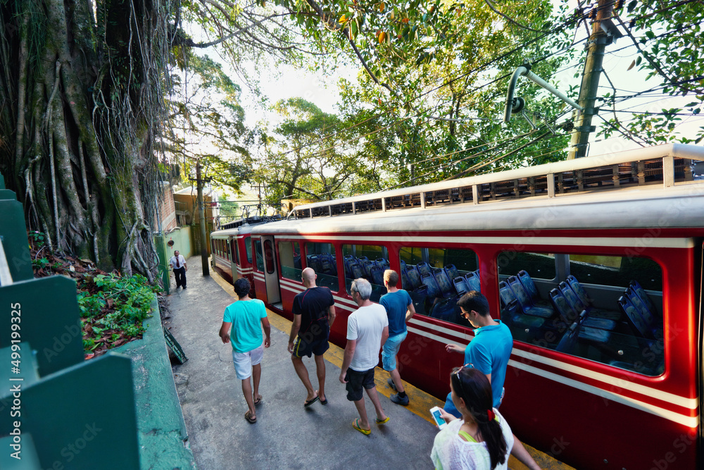 准备在城里转一圈。一群游客准备在里约上火车的照片。