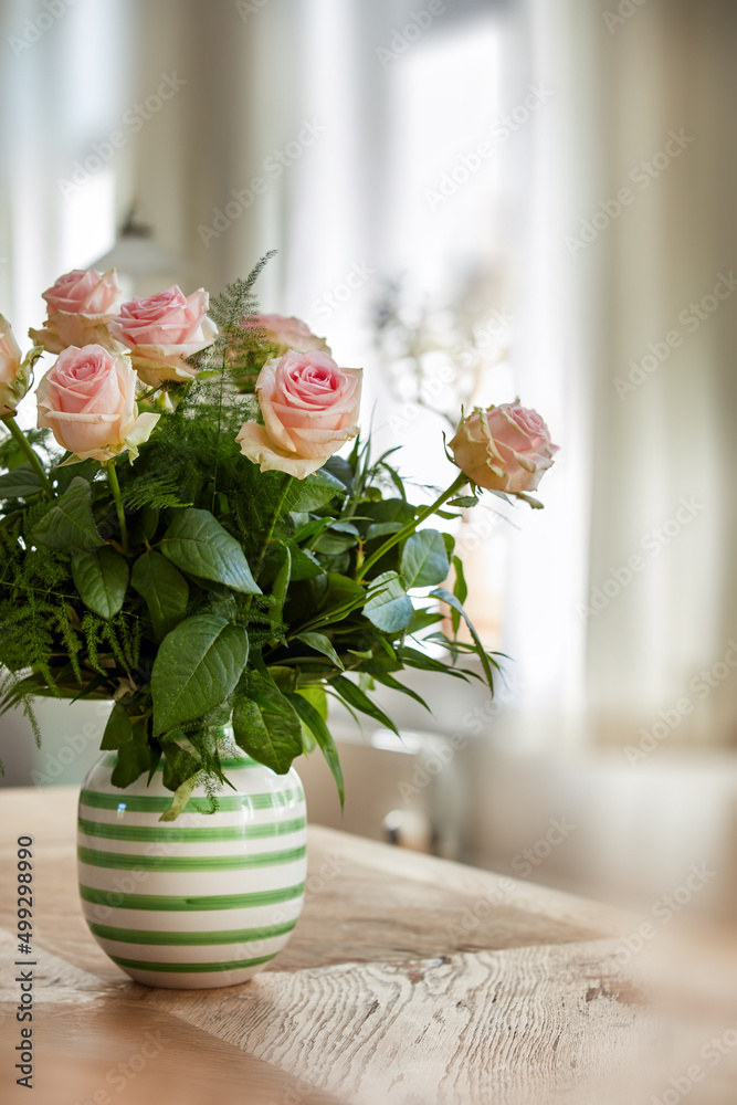 粉色玫瑰。花瓶里美丽的红色和粉色玫瑰。