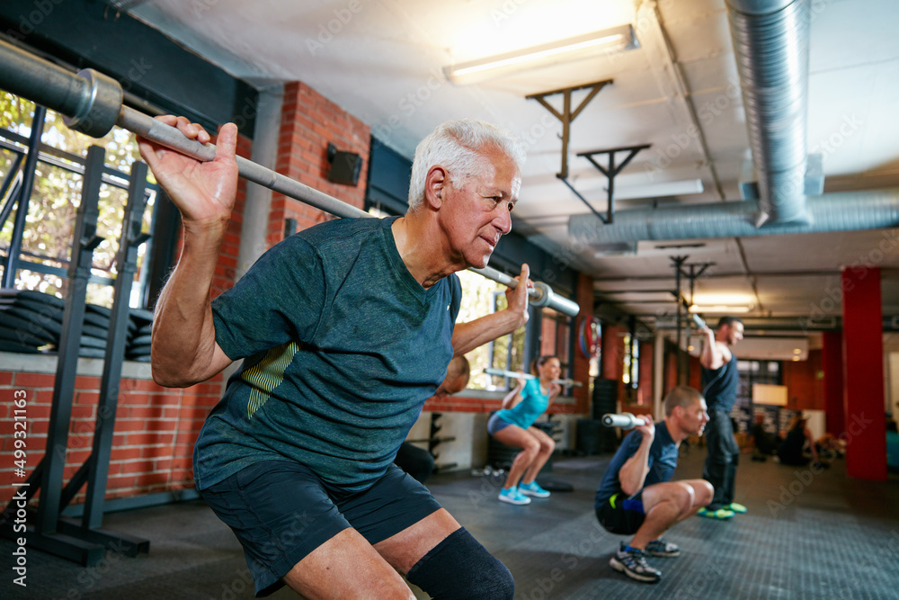 真正的锻炼从你想停下来的时候开始。一个老年人在健身俱乐部锻炼的镜头
1655768276,徒步旅行T恤设计，复古，排版