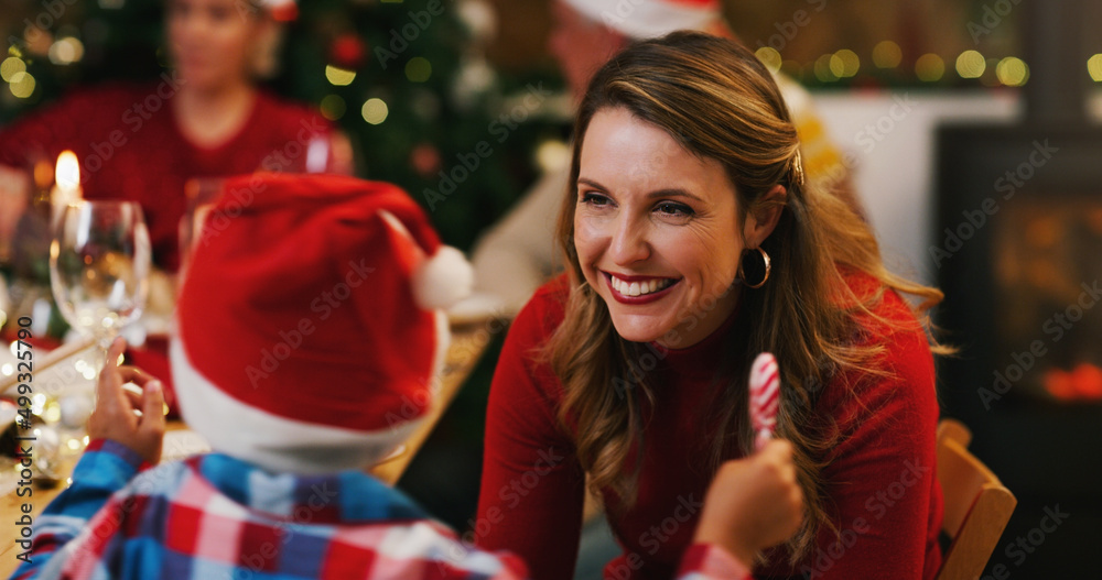 圣诞节，一个欣赏小事的时刻。一个年轻女人享受圣诞晚餐的镜头