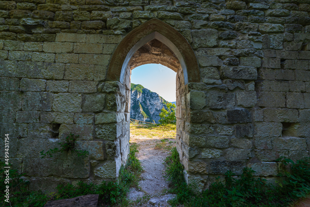 意大利马尔凯地区山区隐士修道院的入口。风景区的门景