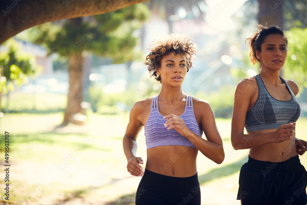 经营你自己的生活。两位运动型年轻女性在阳光明媚的日子在户外锻炼的裁剪镜头。