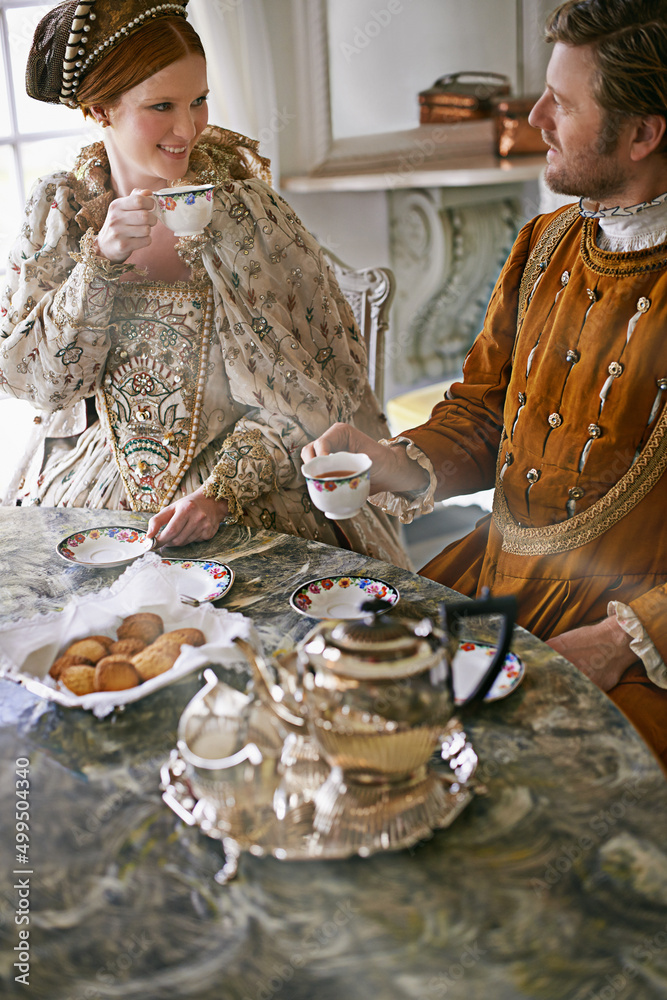 茶和松饼。国王和王后在家一起喝茶。