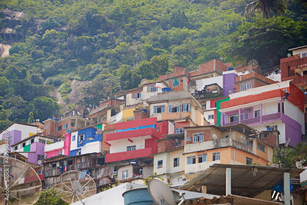 山区房屋。巴西里约热内卢山区贫民窟的照片。