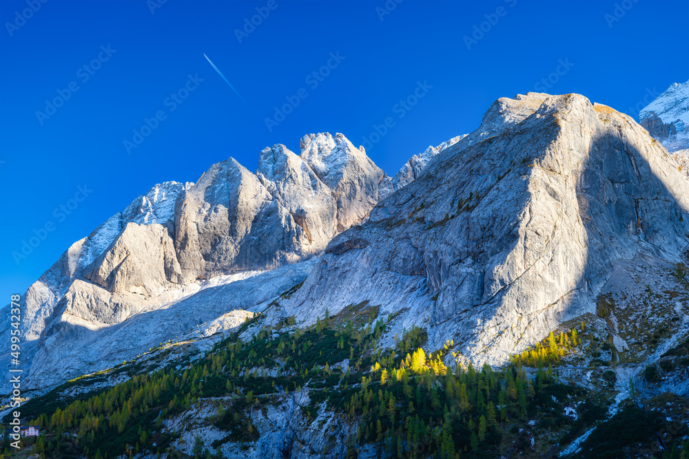 瑞士阿尔卑斯山的山景。山峰。自然景观。山脉和清澈的布鲁