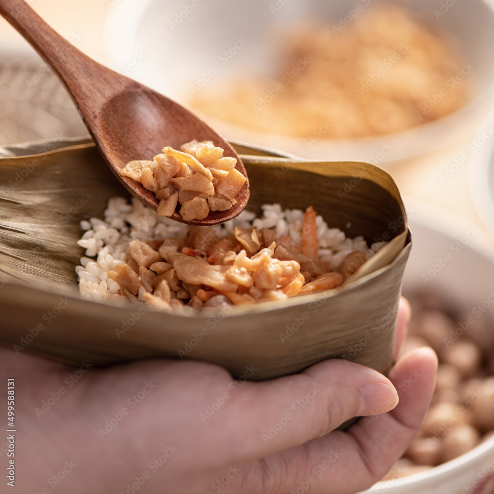 制作粽子食品——准备和包装中国粽子。