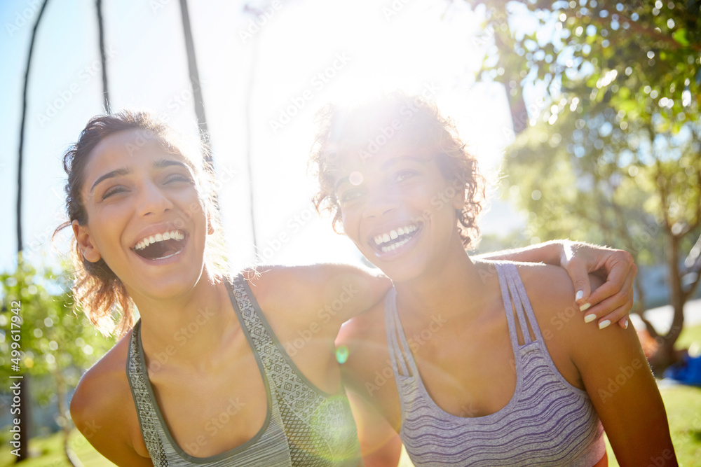 我们刚刚停止了锻炼。两位运动型年轻女性在阳光明媚的户外锻炼的裁剪镜头