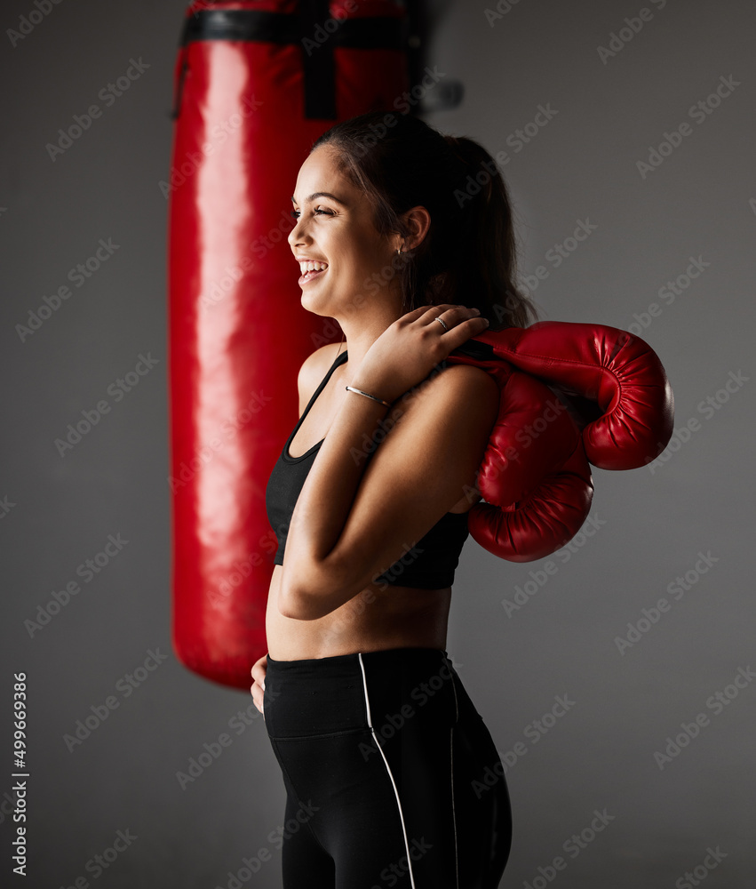 那些内啡肽在流动。一个有魅力的年轻女拳击手在健身房训练的裁剪镜头。
