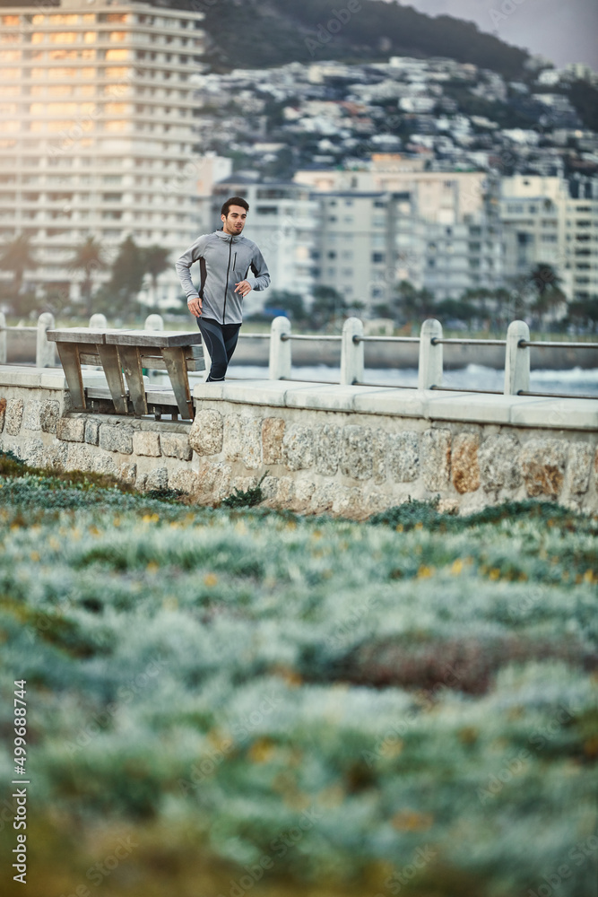 健身将帮助你活得更长、更健康。一个运动型年轻人外出跑步的照片。